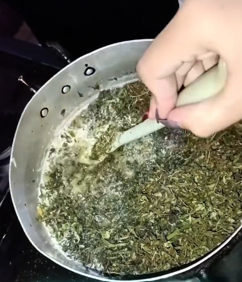 Cocinando las delicias a fuego lento, hechas a mano